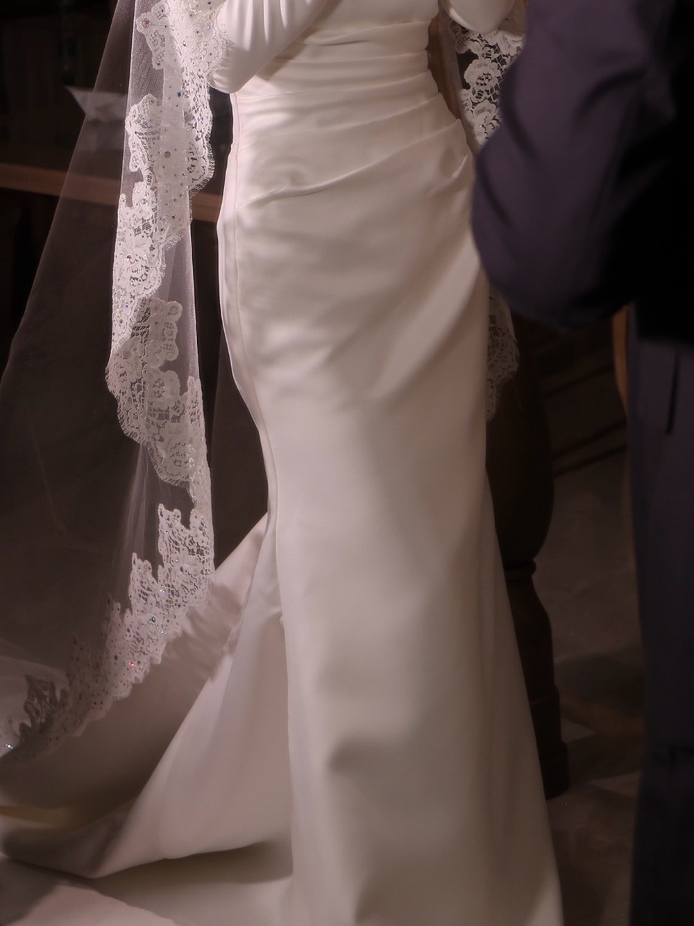 Elegant off White Satin Wedding Dress with Lace Veil